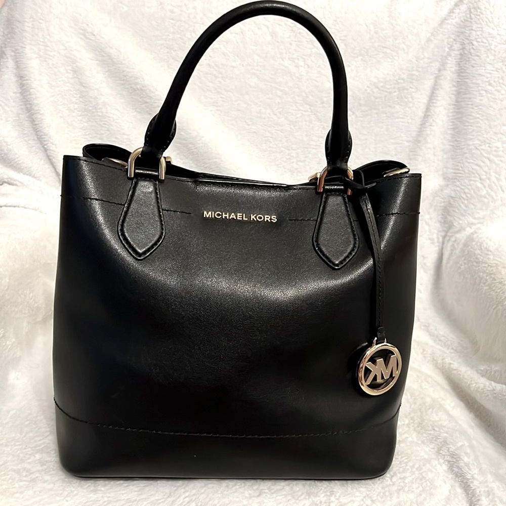 MICHAEL KORS EDEN LG Drawstring Grab Bag Leather. Black with gold hardware.